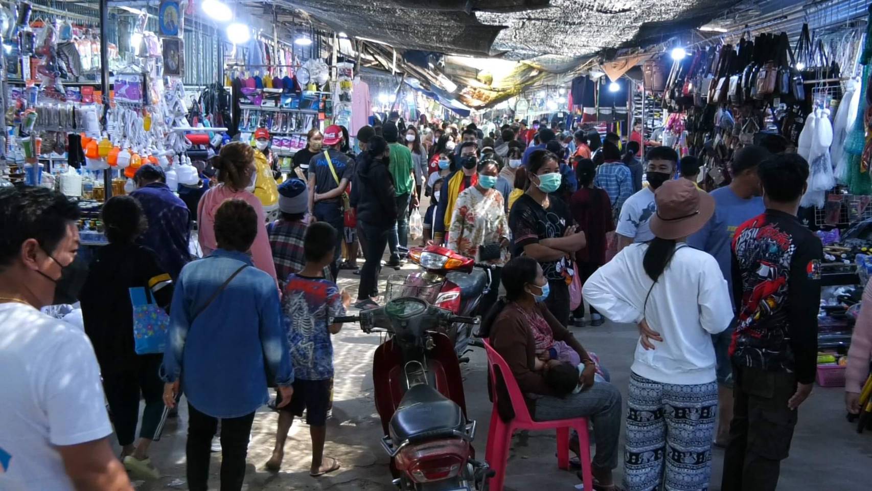 นทท.นับหมื่นทะลักตลาดชายแดนช่องจอมซื้อของฝากรับปีใหม่ 66 