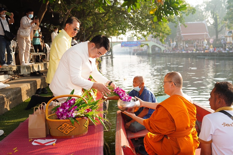10 วัดเด่นวิถีประเพณี ตักบาตร ศรัทธาอิ่มบุญ อุดหนุนชุมชน