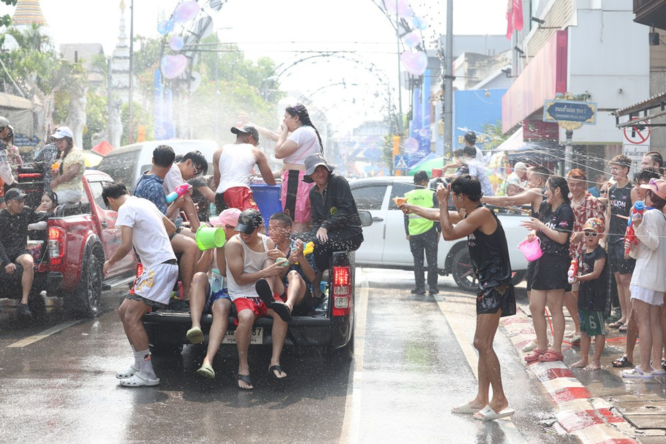 ฮอตทะลุแดด! สงกรานต์เชียงใหม่ ถนนท่าแพคึกคัก นักท่องเที่ยวไทย-ต่างชาติแห่เล่นน้ำสงกรานต์แน่นพื้นที่
