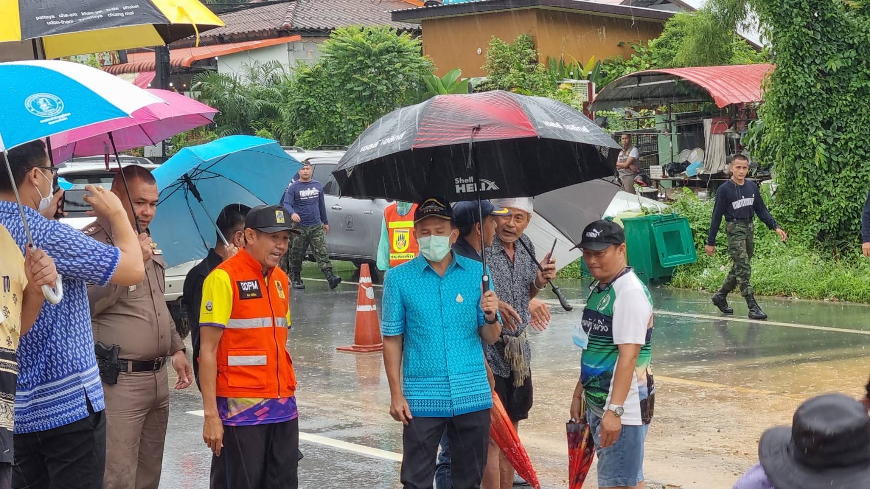 ด่วน!!! ผู้ว่าฯพังงา ลงพื้นที่สั่งทุบเกาะกลาง เร่งระบายน้ำท่วมถนนเพชรเกษม ย่านเขาหลัก 