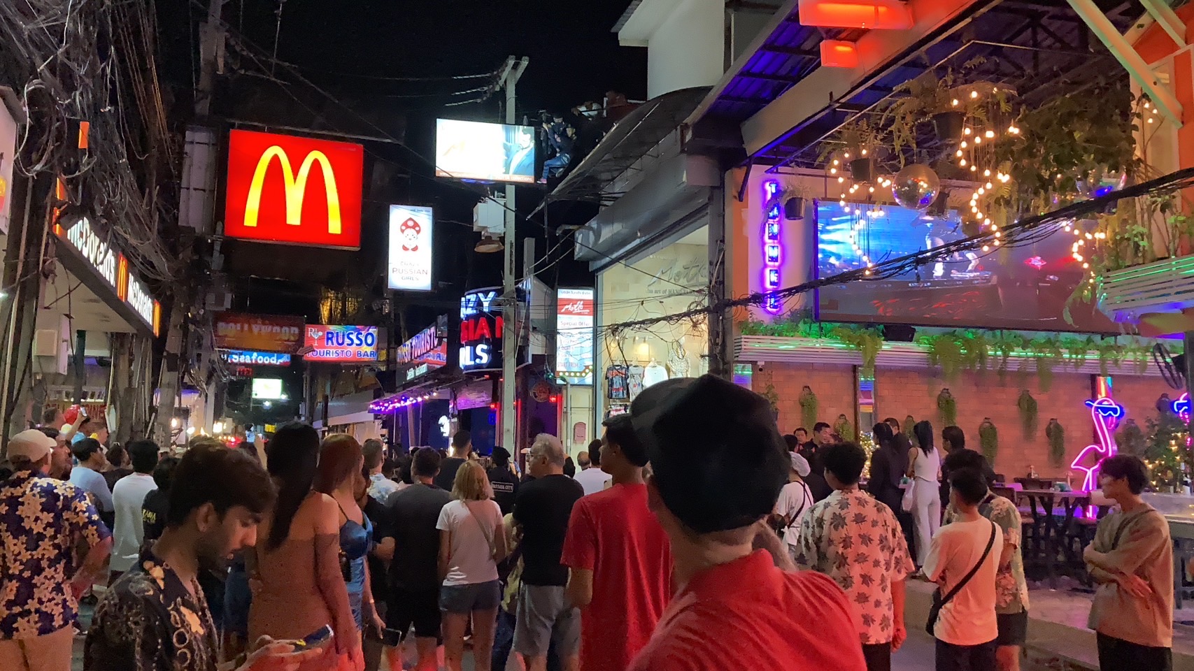 แตกตื่น สาวปีนป้ายห้อยต่องแต่ง กลางวอล์กกิ้งสตรีท พัทยา