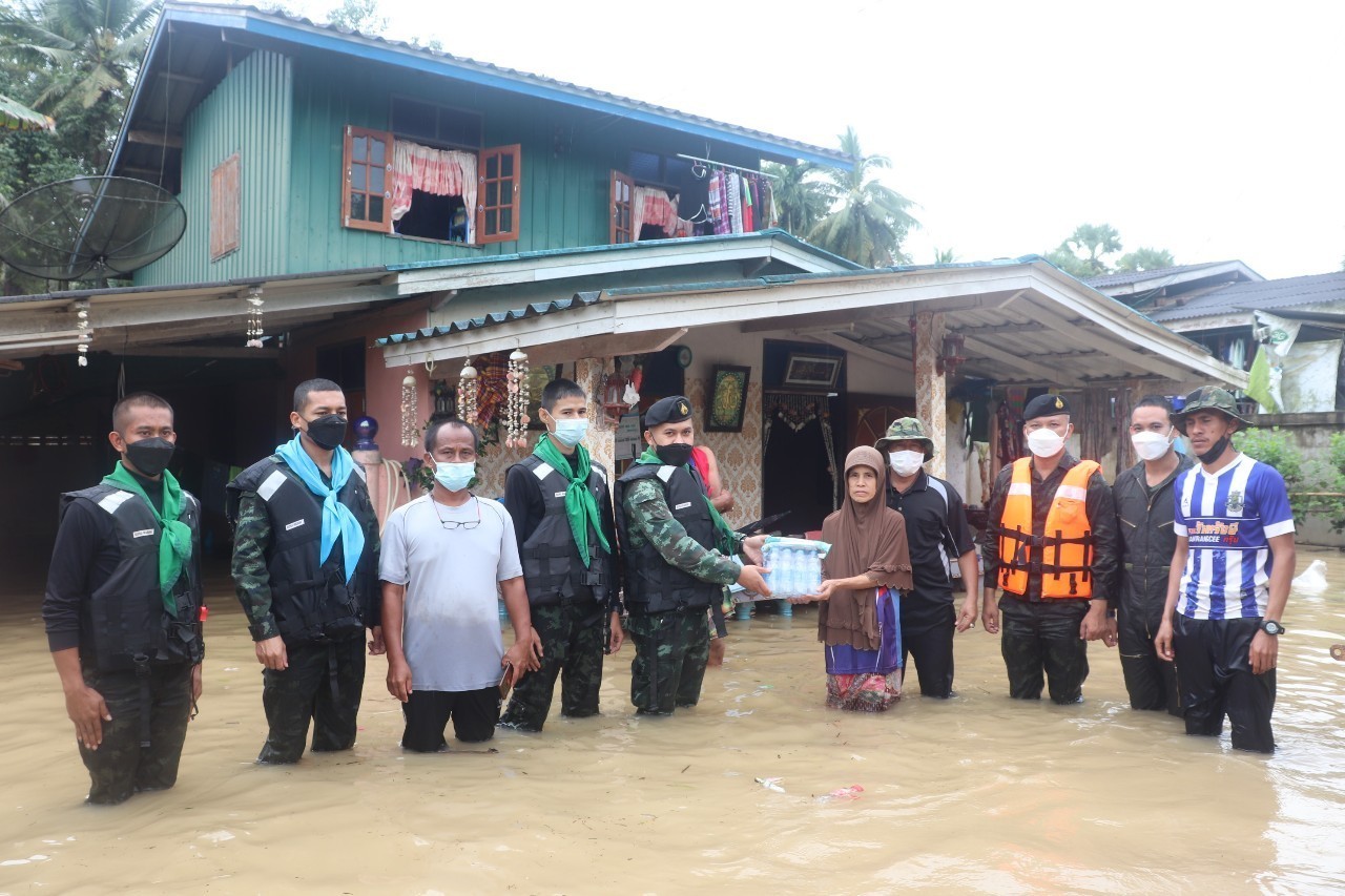 ฝนตกต่อเนื่องบ้านแลแบงสะบ้าย้อยวิกฤตน้ำท่วมหมู่บ้านกว่า 100 หลังคาเรือน ทหารม้าเร่งเข้าช่วยเหลือ 
