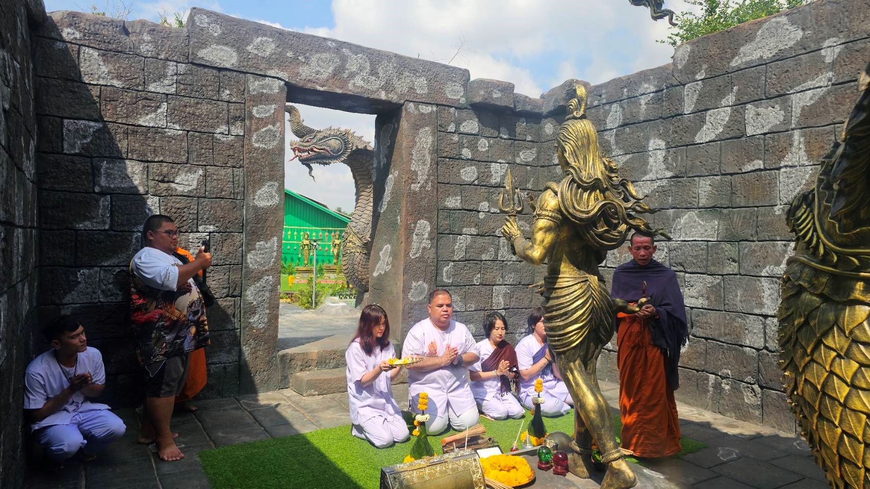 ชาวลาวถูกรางวัลที่ 1 รับ 400 ล้านกีบแก้บนปราสาทพ่อปู่ศรีสุทโธหมู่บ้านนาคาอานนท์แสนน่าน   