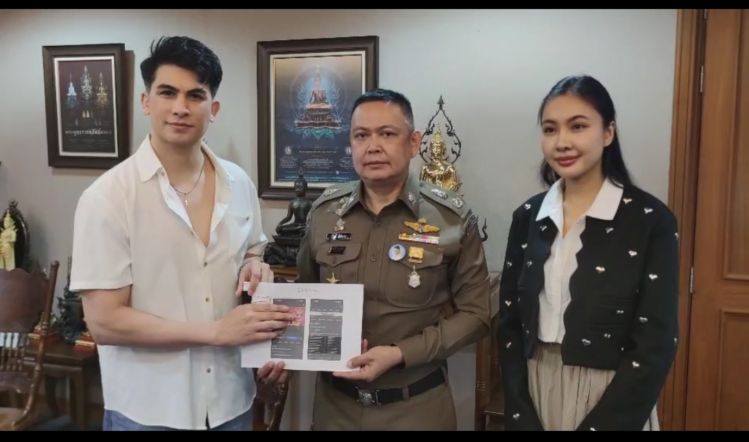 "อองตวน" จูงมือภรรยาพบ รอง ผบช.สอท.แสดงความบริสุทธิ์ใจ หลังถูกโยงเอี่ยวเวปพนันออนไลน์