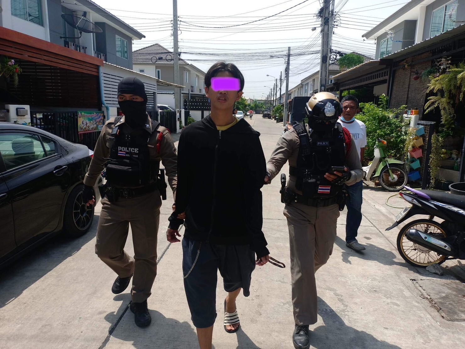 วงจรปิด หนุ่มวัย 23 ปี ปีนบ้านกลางวันแสกๆ ชาวบ้านล้อมจับก่อนแจ้งตำรวจ