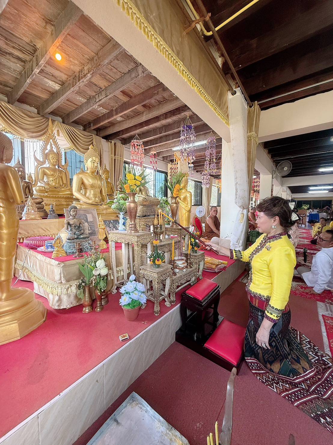 กาฬสินธุ์-เส้นทางบุญสู่เส้นทางธรรม ถวายเทียนพรรษาไหว้พระ 10 วัด