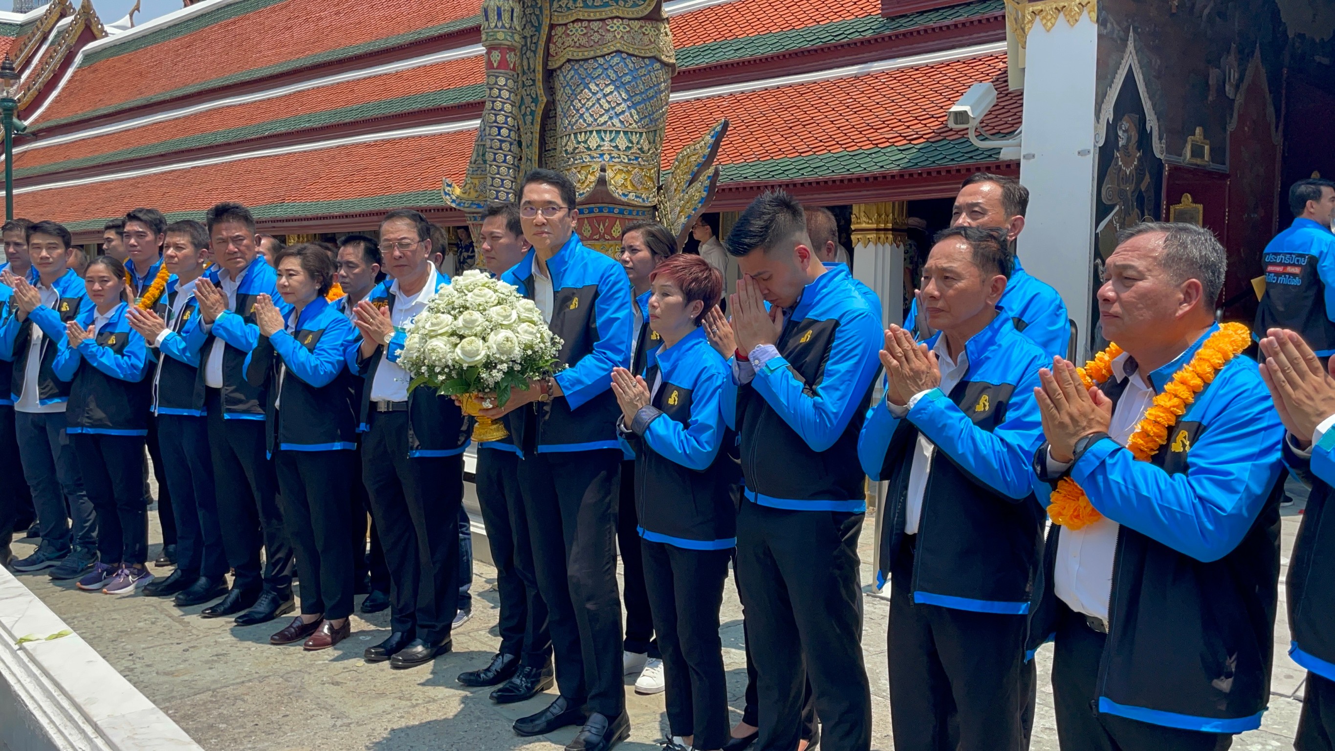 "ปชป."เข้าสักการะ "ศาลหลักเมือง-วัดพระแก้ว" มั่นใจนโยบายต้องการเปลี่ยนแปลง กทม. มีทีมพร้อมทำงานทันที