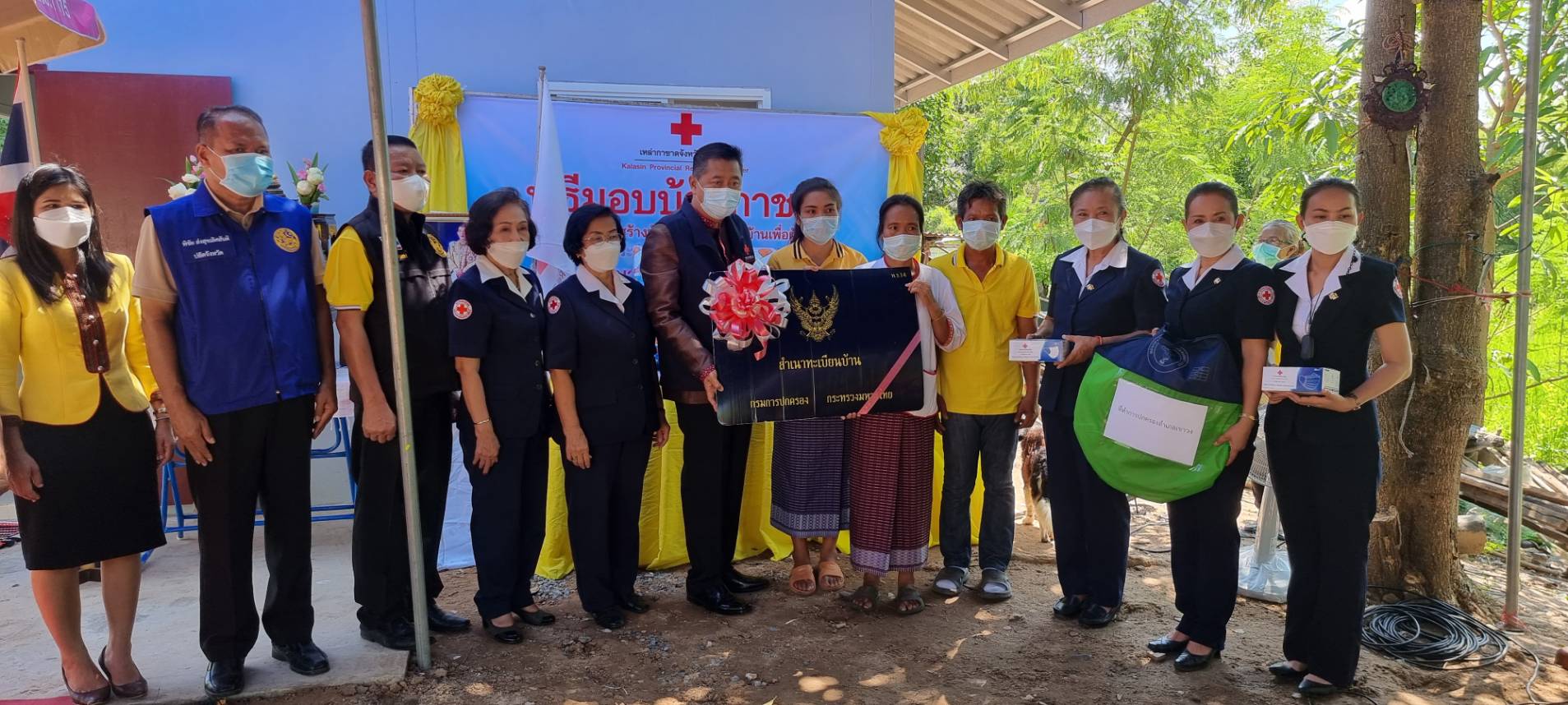 กาฬสินธุ์มอบบ้านกาชาดกับครัวเรือนยากจนเป็นคนดี