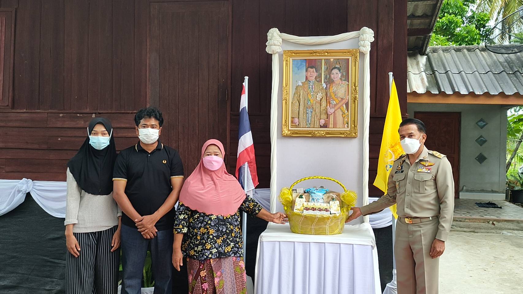 ผู้ว่าฯสตูลอัญเชิญสิ่งของพระราชทานแด่ครอบครัวตำรวจ  จากเหตุการณ์ความไม่สงบชายแดนใต้