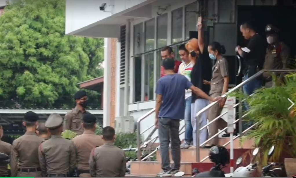 "ตะวัน-แบม"ถูกคุมตัวฝากขังต่อศาลลั่นขอปฏิรูปตำรวจ พร้อมฝากเรื่องน้องหยกไว้ด้วย
