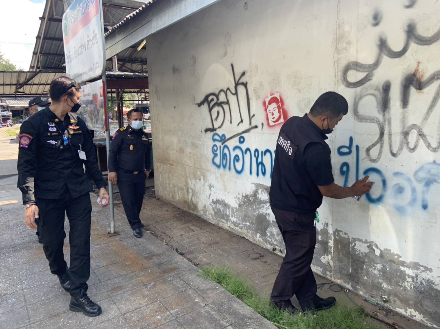 โคราชป่วน! มือบอนพ่นสีเขียนข้อความไล่ “ประยุทธ์” ทั่วเมือง