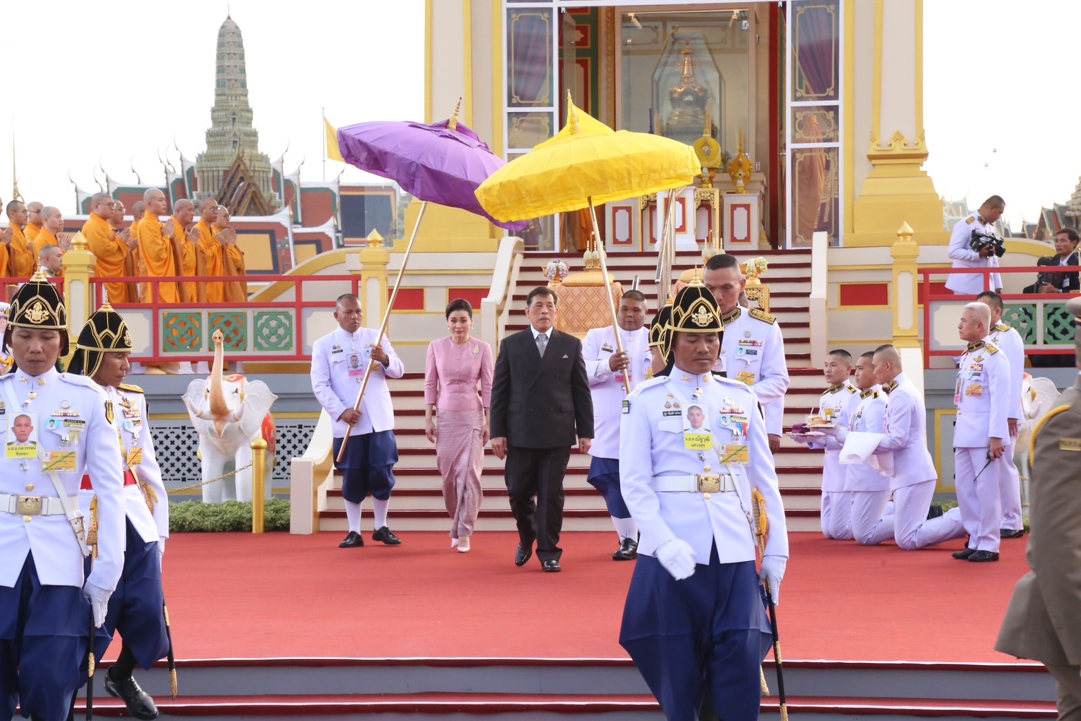 'ในหลวง-พระราชินี'ทรงสักการะพระพระบรม"พระเขี้ยวแก้ว"เนื่องในโอกาสพิธีมหามงคลเฉลิมพระชนมพรรษา 6 รอบ 