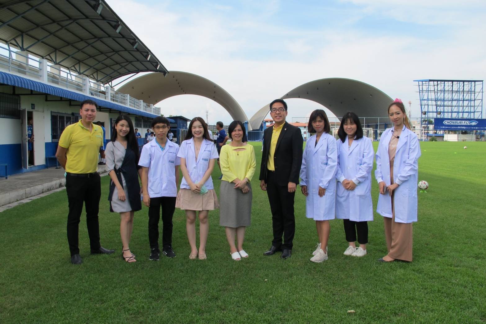 ศ.ดร.นพ. วิปร วิประกษิต นำทีมตรวจ COVID-19 นักเตะ-เจ้าหน้าที่ ก่อนการแข่งขันฟุตบอล Thai Football Republic