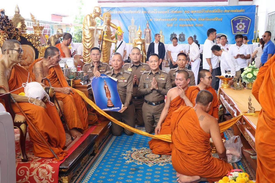 พลังศรัทธาสีกากี! “บิ๊กอ้อ” นำวัตถุมงคลให้ "หลวงปู่ศิลา" อธิษฐานจิต เสริมขวัญตำรวจ
