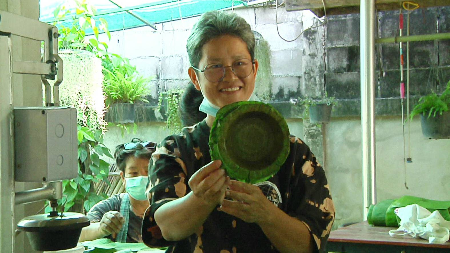 "ชุมชนเจ็ดเสมียน"รักษ์สิ่งแวดล้อม ผลิตภาชนะถ้วยจากใบตองใส่อาหาร 