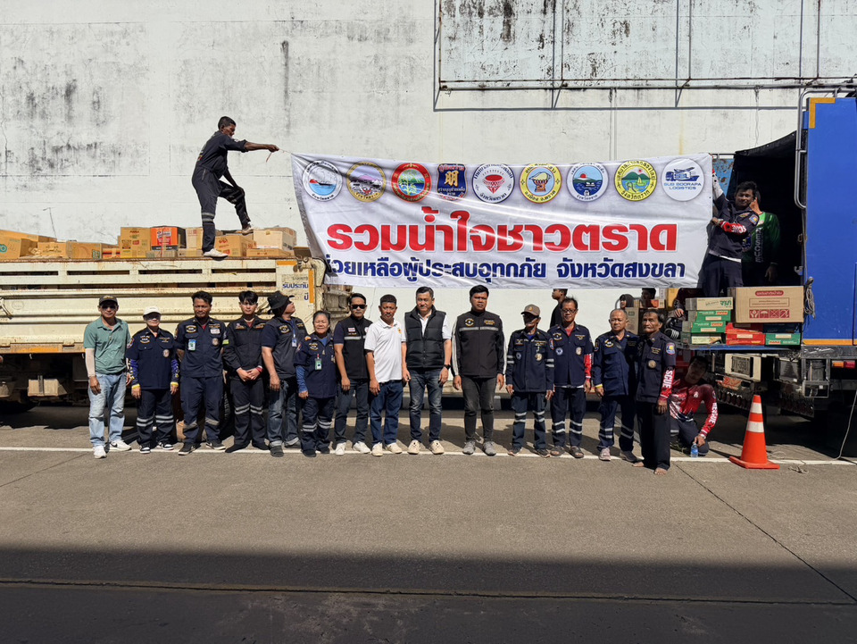 เครือข่ายคนไทยพลัดถิ่นฯ ตราด–ทต.บ่อพลอย รวมพลังส่งสิ่งของช่วยชาวใต้ ขนส่งร่วมออกค่าน้ำมัน 50% หนุนภารกิจลำเลียงของช่วยผู้ประสบภัย