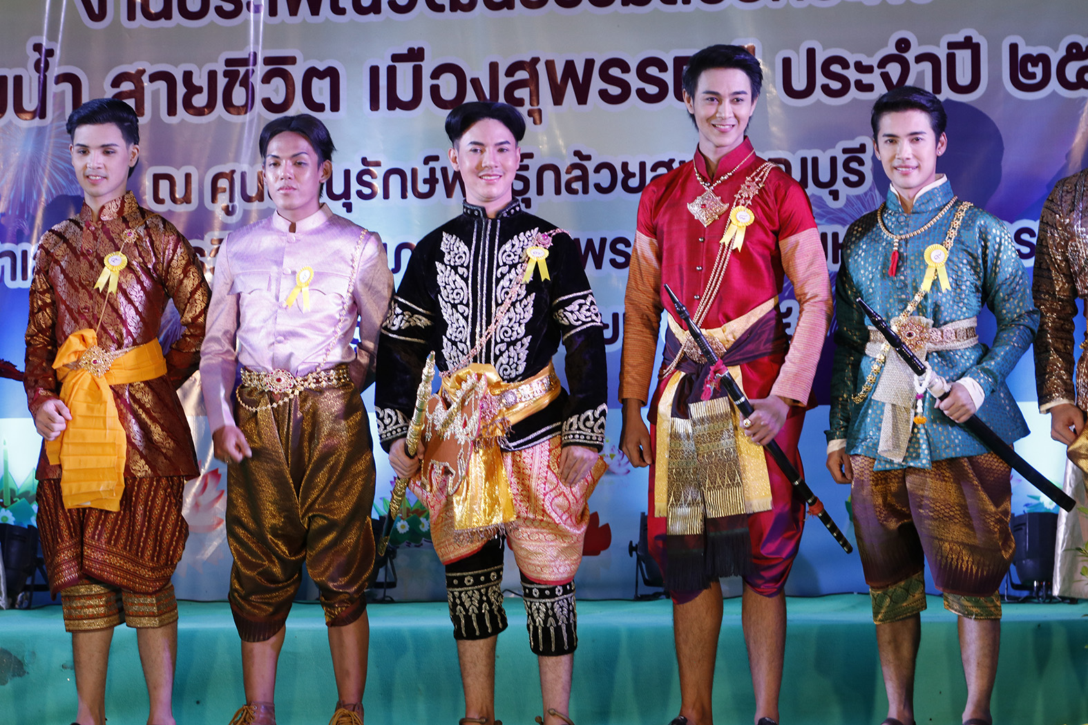 สุพรรณบุรี คึกคักสวนกล้วยจัดงานลอยกระทงประกวดขุนแผนนางพิมร่างเดียวกัน