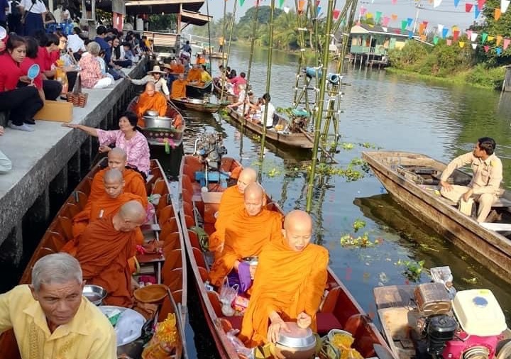 หนึ่งปีมีครั้งเดียว!! ตักบาตรท้องน้ำวัดสุวรรณาราม ในวันลอยกระทง  พร้อมชวนสร้างสุขภาวะและสุนทรียศิลปะผ่านรูปปั้นช้าง