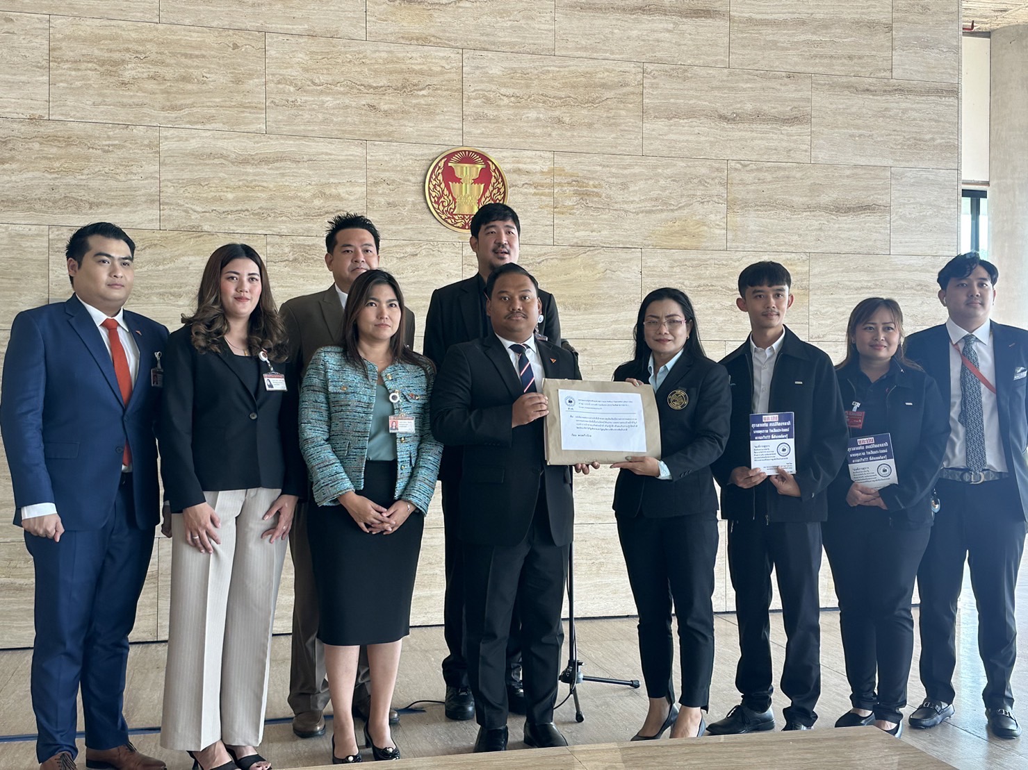 "สหภาพฯองค์การสุรา" ร้อง "ก้าวไกล" ตรวจสอบประกาศกรมสรรพสามิต "เอื้อทุนใหญ่-จนท.รัฐ" ส่อทุจริต เสียหายกว่า 2,000 ล้าน ปูด "รมต.รัฐบาลเศรษฐา" มีเอี่ยว