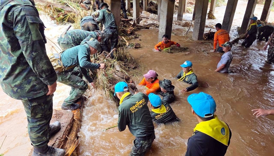 ฉก.สิงหนาท เร่งฟื้นฟูวัดป่าถ้ำวัว ซ่อมสะพานช่วยชาวแม่ฮ่องสอนหลังน้ำป่าหลาก