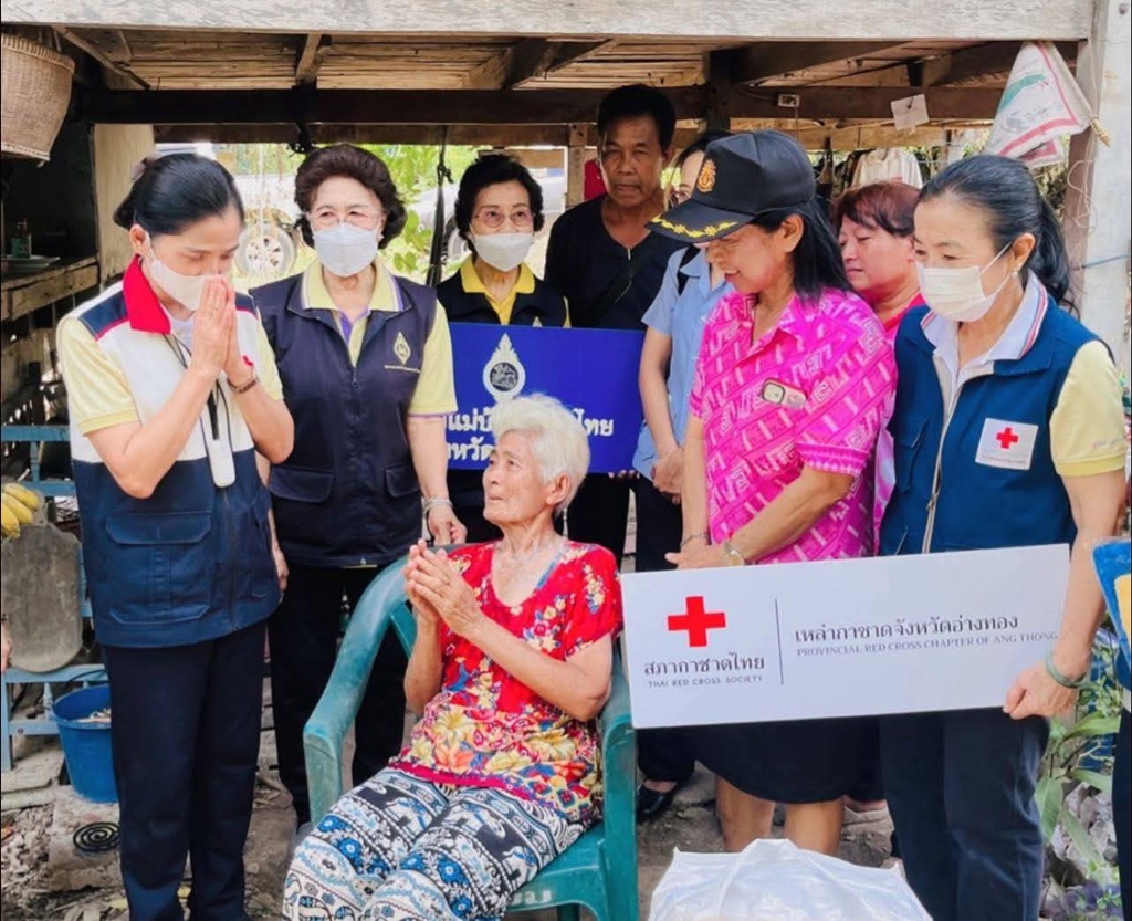 นายกเหล่ากาชาดอ่างทอง ลงพื้นที่เยี่ยมเยียนราษฎร ผู้สูงอายุ ผู้ป่วยติดเตียง ผู้ด้อยโอกาส ผู้พิการ