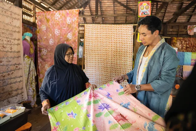 การพัฒนารูปแบบผลิตภัณฑ์ผ้าบาติกสู่ตลาดสากล “บาติกโมเดล” 
