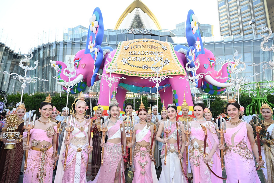 “4EVE” สลัดลุคเกิร์ลกรุ๊ป อวดโฉมชุดไทยงามสง่า "รากษสเทวี" ในงาน “ICONSIAM THAICONIC SONGKRAN 2026”