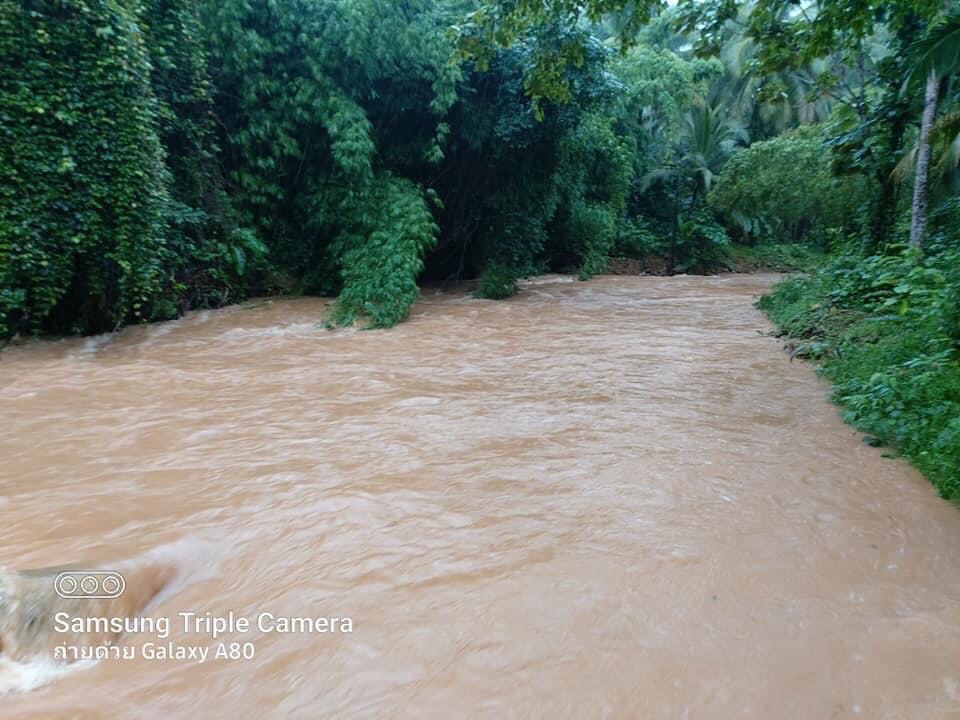 ตราดฝนตกหนักในพื้นที่ ต.แสนตุ้ง น้ำท่วม