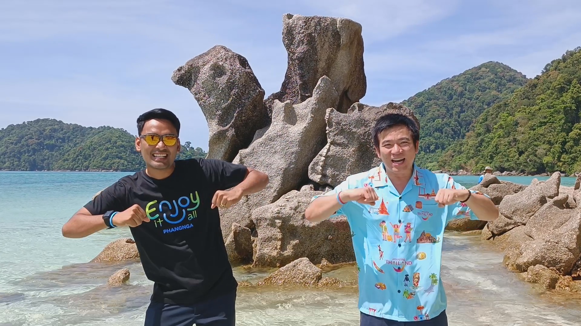 แปลก...จุดเช็คอินเด็ดหินแม่ไก่บนเกาะสุรินทร์ ทะเลสวย น้ำใส หาดทราย