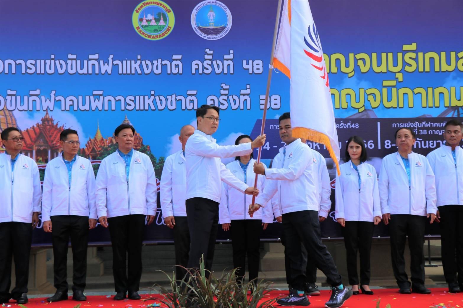 อำเภอด่านมะขามเตี้ยส่งไม้ต่อในการวิ่งธงเฉลิมฉลองกีฬาแห่งชาติครั้งที่ 48 กาญจนบุรีเกมส์