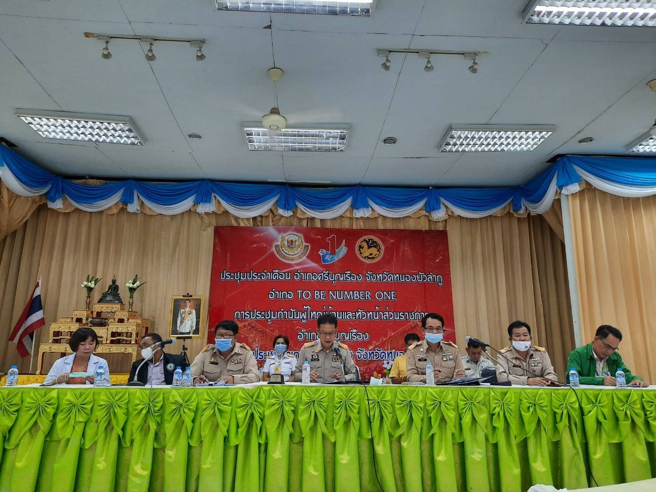 อ.ศรีบุญเรือง มอบรางวัลผู้นำท้องถิ่นดีเด่นและฟังบรรยายพิเศษจากผู้พิพากษาหัวหน้าศาล