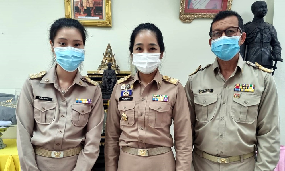 ขรก.เกษตรอำเภอนิคมพัฒนา รายงานตัวต่อนายอำเภอสาว หลังเดินทางมาบรรจุรับราชการใหม่