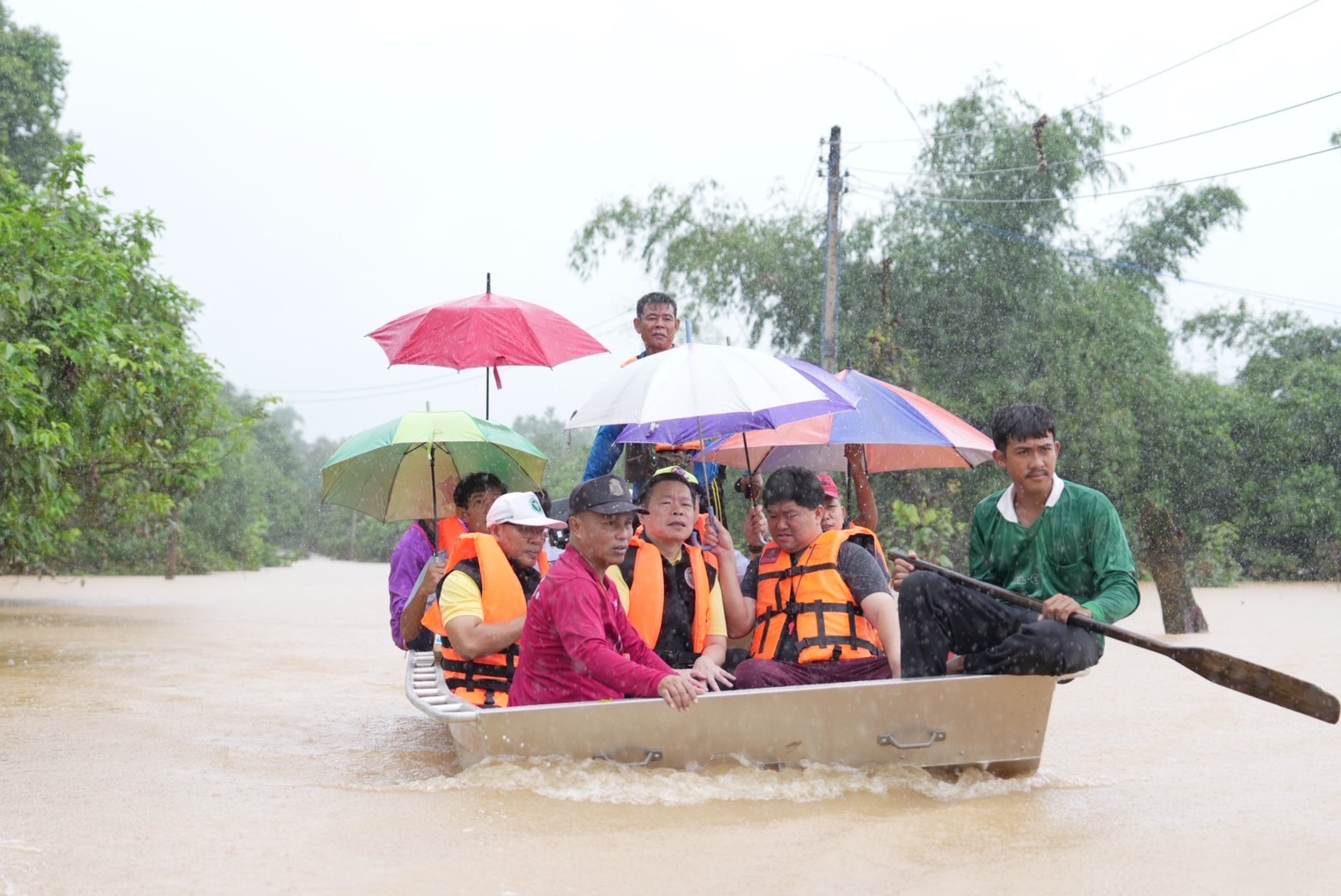ส่ง "ผู้ตรวจ สธ." ลงพื้นที่ด่วน สั่ง รพ.เตรียมพร้อมช่วยประชาชน เผย จัดหน่วยแพทย์เคลื่อนที่ในศูนย์พักพิง 3 แห่ง 