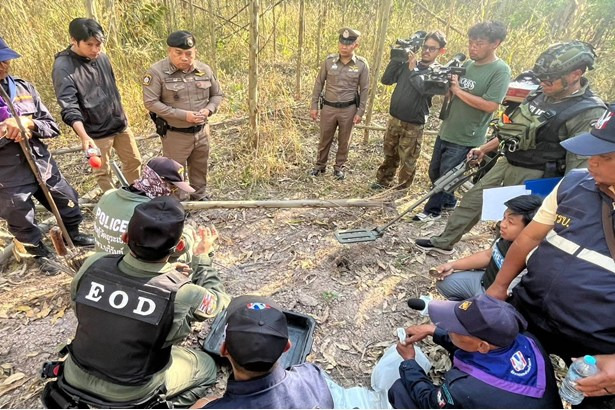 ผงะ! ช่องสายตะกู เจอหลุมระเบิดกว่า 30 จุดในวันเดียว เหลือไม่ระเบิดอีก 3 ลูก EOD เตือนอย่าเข้าพื้นที่