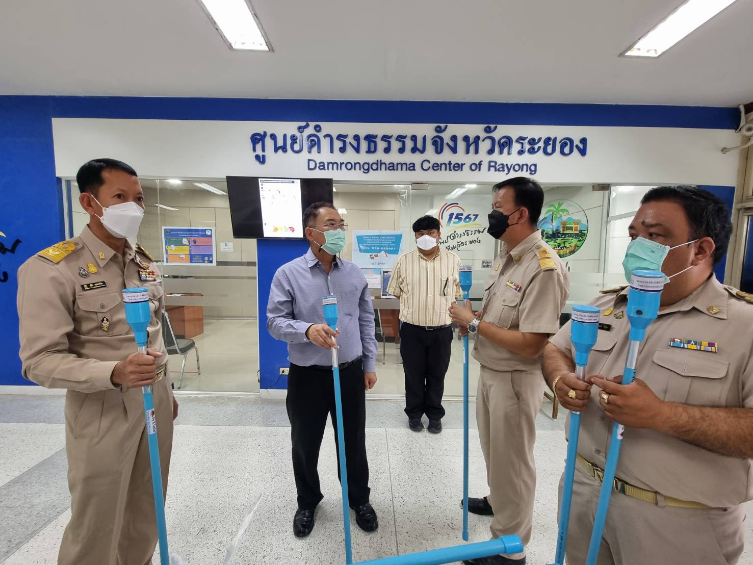 วิทยาลัยเทคนิคระยองส่งมอบอุปกรณ์ตรวจเช็คกระแสไฟฟ้ารั่วบริเวณน้ำท่วมให้จังหวัด 