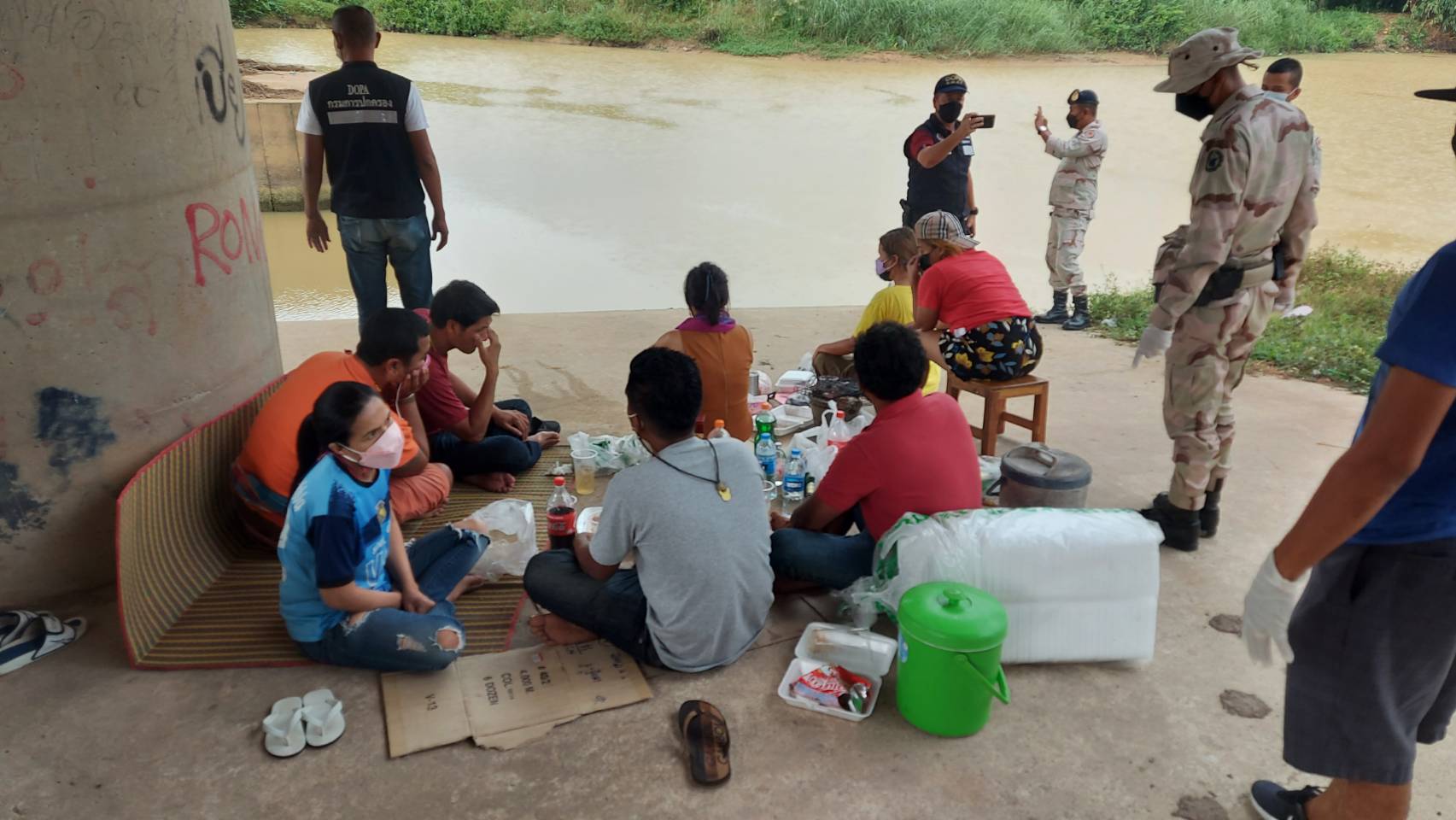 จับกุมวัยรุ่นหนุ่มสาวตั้งแคมป์ปิ้งปาร์ตี้กินดื่มใต้สะพานริมคลองหาดเตย  