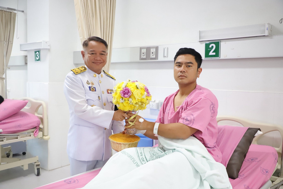 "ในหลวง" โปรดเกล้าฯผวจ.สุรินทร์ เชิญดอกไม้ ตะกร้าสิ่งของพระราชทาน แก่ผู้บาดเจ็บจากเหตุชายแดนไทยกัมพูชา ทรงรับเป็นคนไข้ในพระบรมราชานุเคราะห์