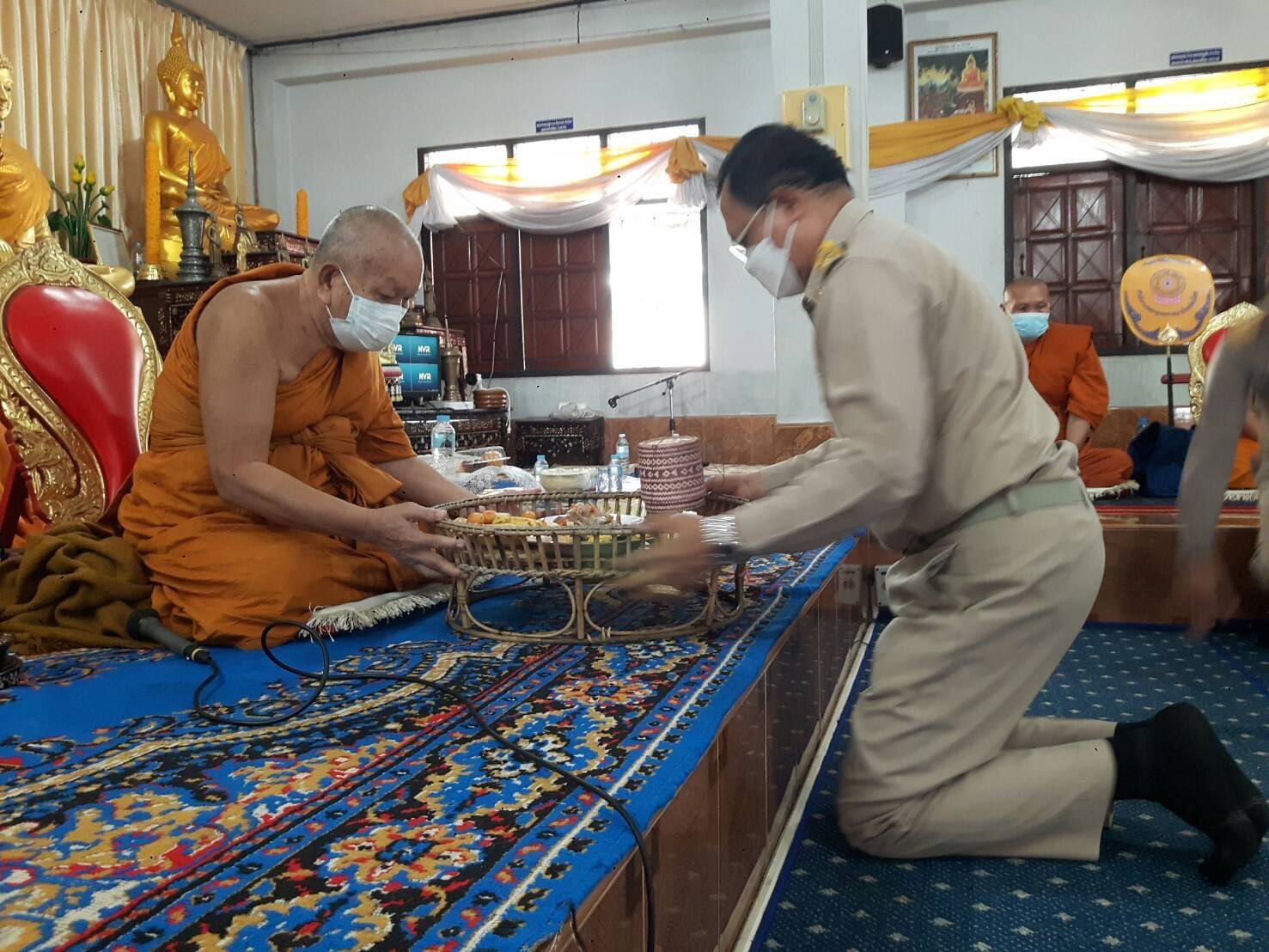 ผู้ว่าฯยโสธรถวายภัตตาหารพระราชทานฯแด่พระภิกษุสามเณร284รูป
