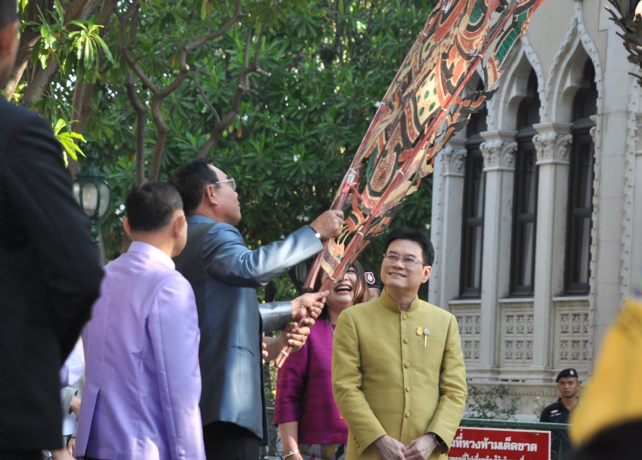 นายกฯ เชิดหนังใหญ่ บอกลืมโศกสลด เพราะปัญหามีไว้ให้แก้