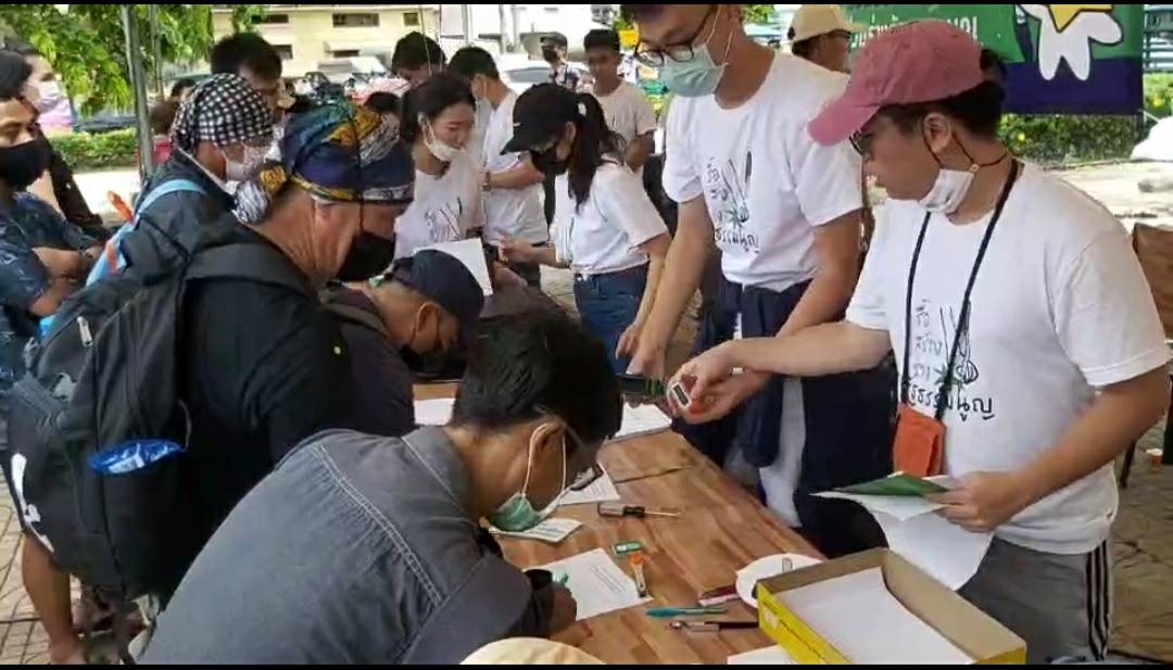 ILaw ตั้งโต๊ะข้างสนามหลวง ล่ารายชื่อผู้ชุมนุม ร่วมเสนอร่างแก้ไข รธน. ฉบับประชาชน เตรียมเดินไปสภาฯ 22 กย.