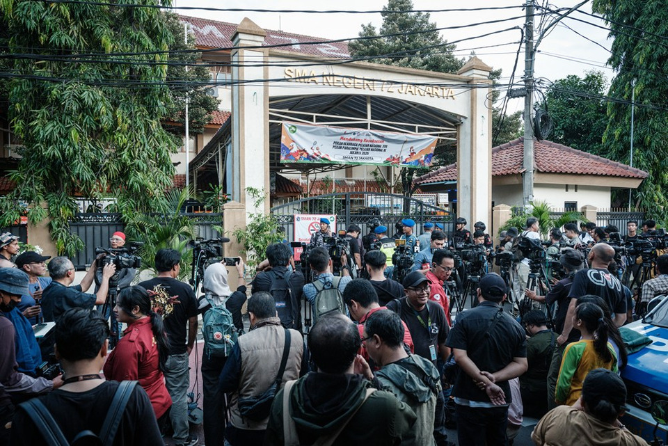 ระทึก! ระเบิดใกล้โรงเรียนในจาการ์ตา เจ็บนับสิบ สื่อมวลชนแห่ทำข่าว ตำรวจเร่งสอบสาเหตุ