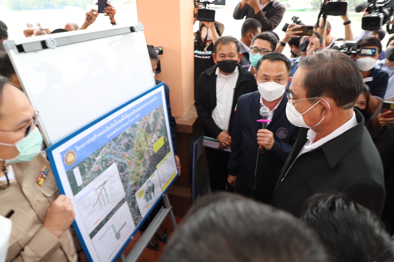 อธิบดีกรมโยธาฯ ลงพื้นที่ร่วมกับนายกรัฐมนตรี รายงานโครงการก่อสร้างระบบป้องกันน้ำท่วมพื้นที่ชุมชนเมืองสมุทรสงคราม