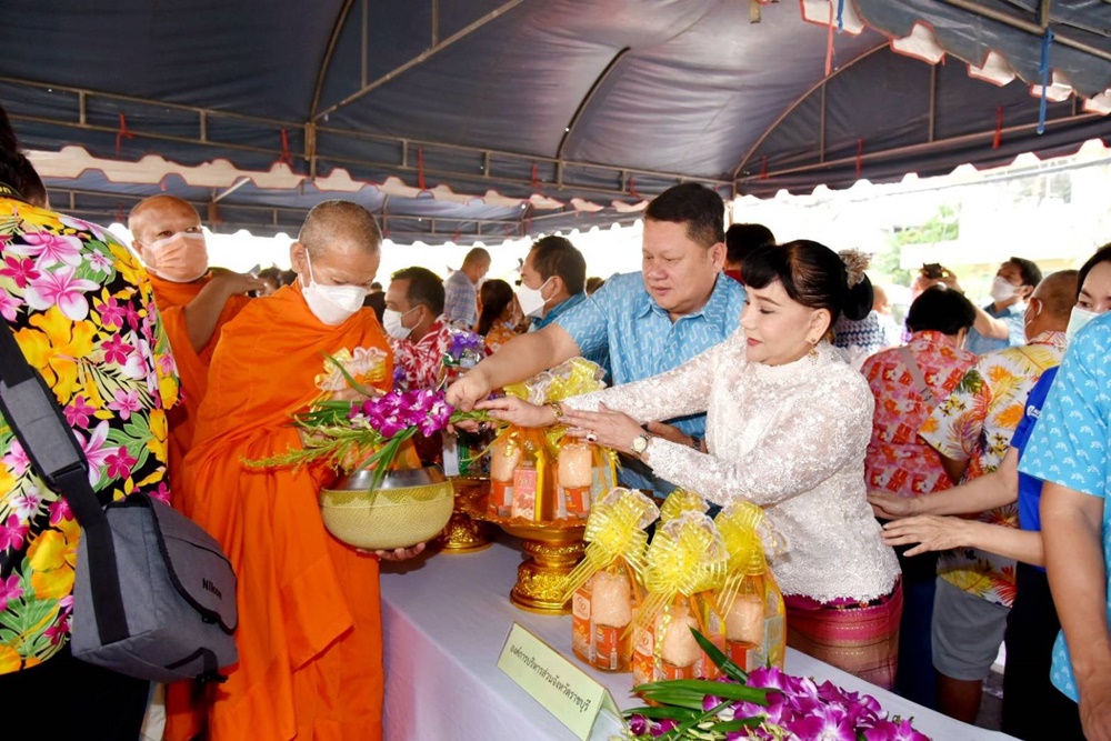พ่อเมืองราชบุรี ทำบุญตักบาตรข้าวสารอาหารแห้ง และปล่อยปลา เนื่องในวันสงกรานต์ 2566