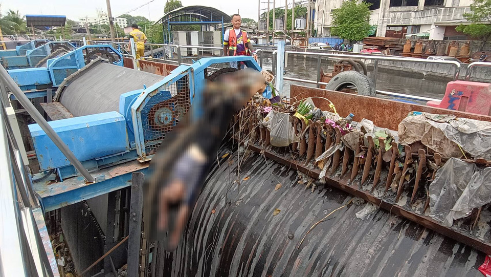 พบศพหญิงปริศนาลอยมาติดตะแกรงประตูระบายน้ำคลองสำโรง          