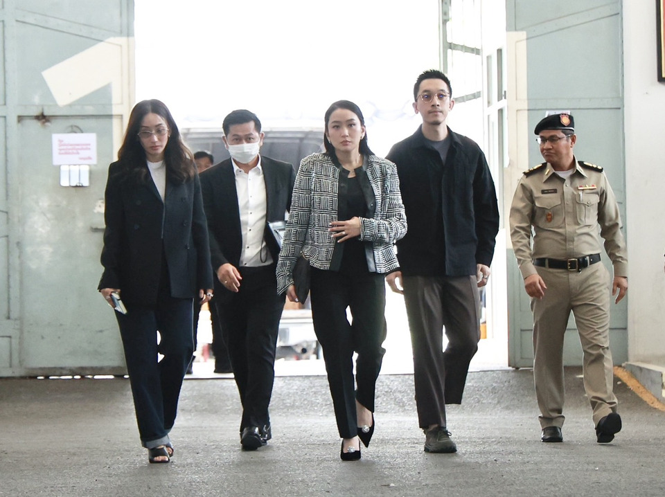 "อิ๊งค์–เอม" หอบดอกมะลิเยี่ยม “ทักษิณ”  ปัดตอบปมอัยการอุทธรณ์คดี 112–ประเด็นคุก VIP