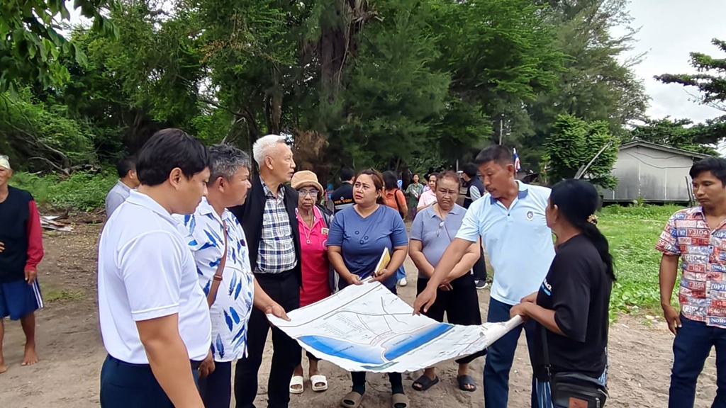 ผอ.พอช.ลงพื้นที่บางสะพาน รุดช่วยชาวบ้าน 35 ครัวเรือนได้รับผลกระทบจากคำสั่งศาล
