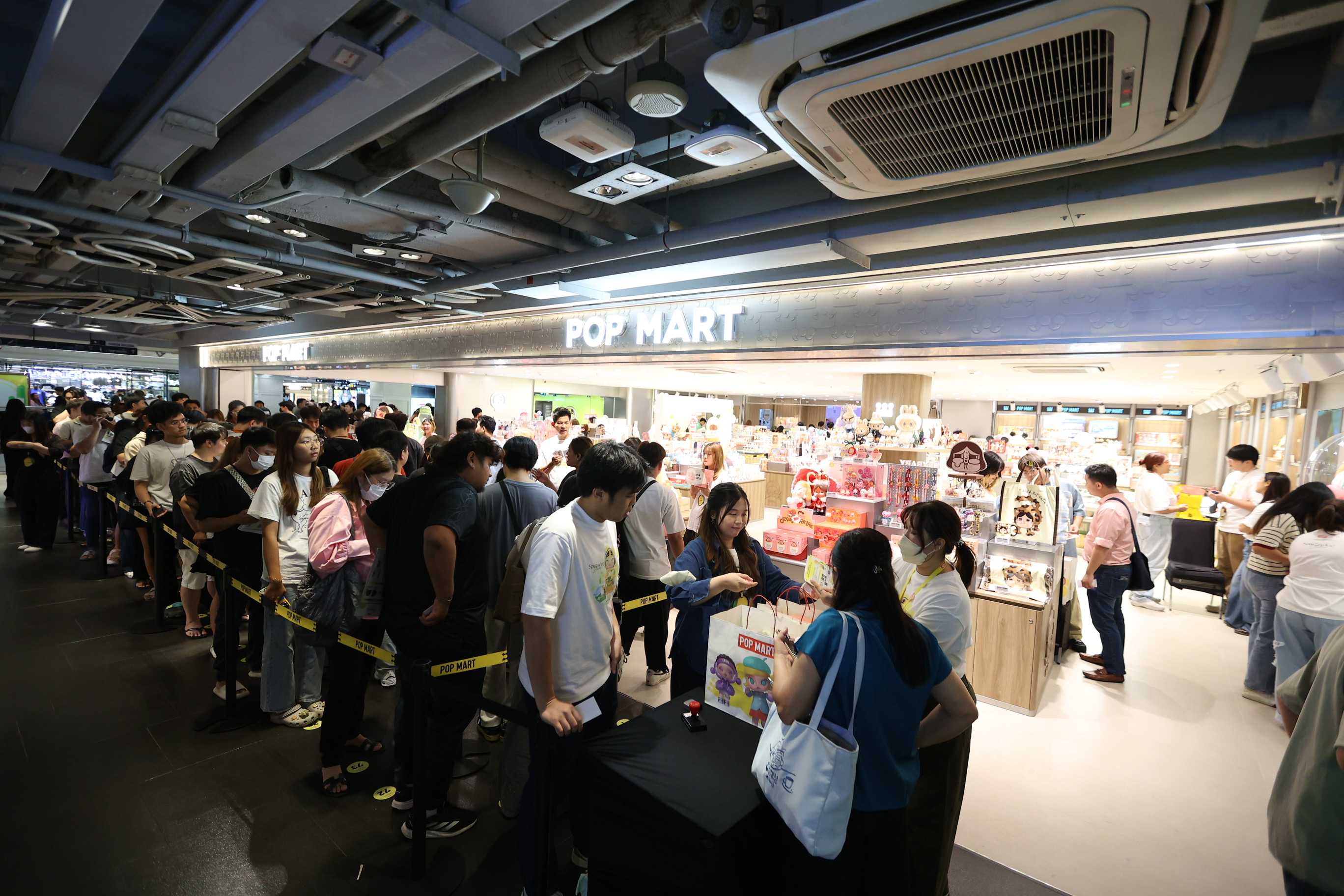 ปรากฏการณ์ Sawasdee POPMART at Siam Center วันแรก คิวยาวคึกคัก! 