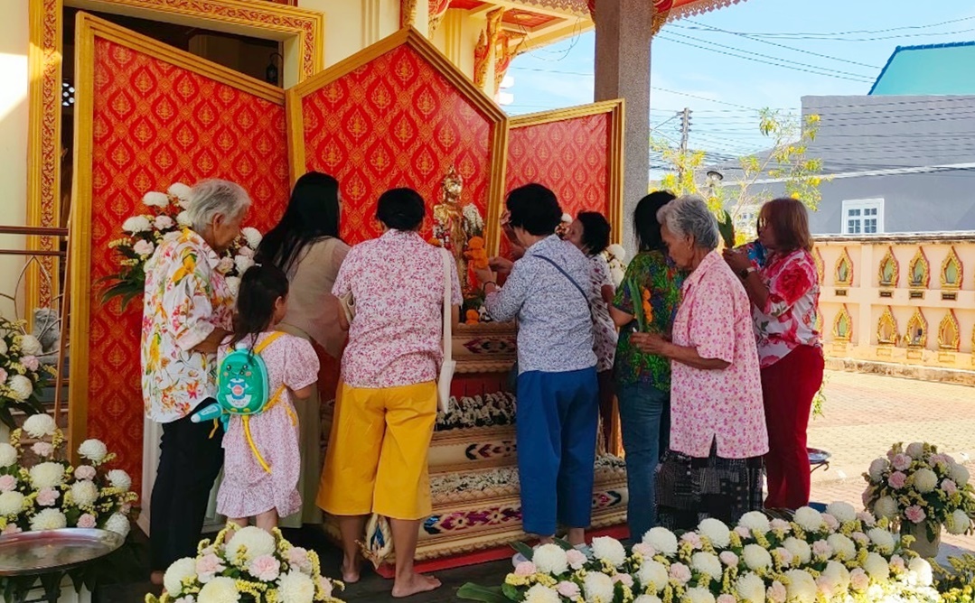 วัดดุลยารามอัญเชิญ "หลวงพ่อแก่" ให้ชาวพุทธได้สรงน้ำ ขอพรวันขึ้นปีใหม่ไทย  
