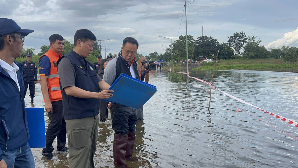 “อนุทิน” ลุยช่วยน้ำท่วมอุดรธานี มอบถุงยังชีพ–เร่งสร้างสะพานแบริ่ง