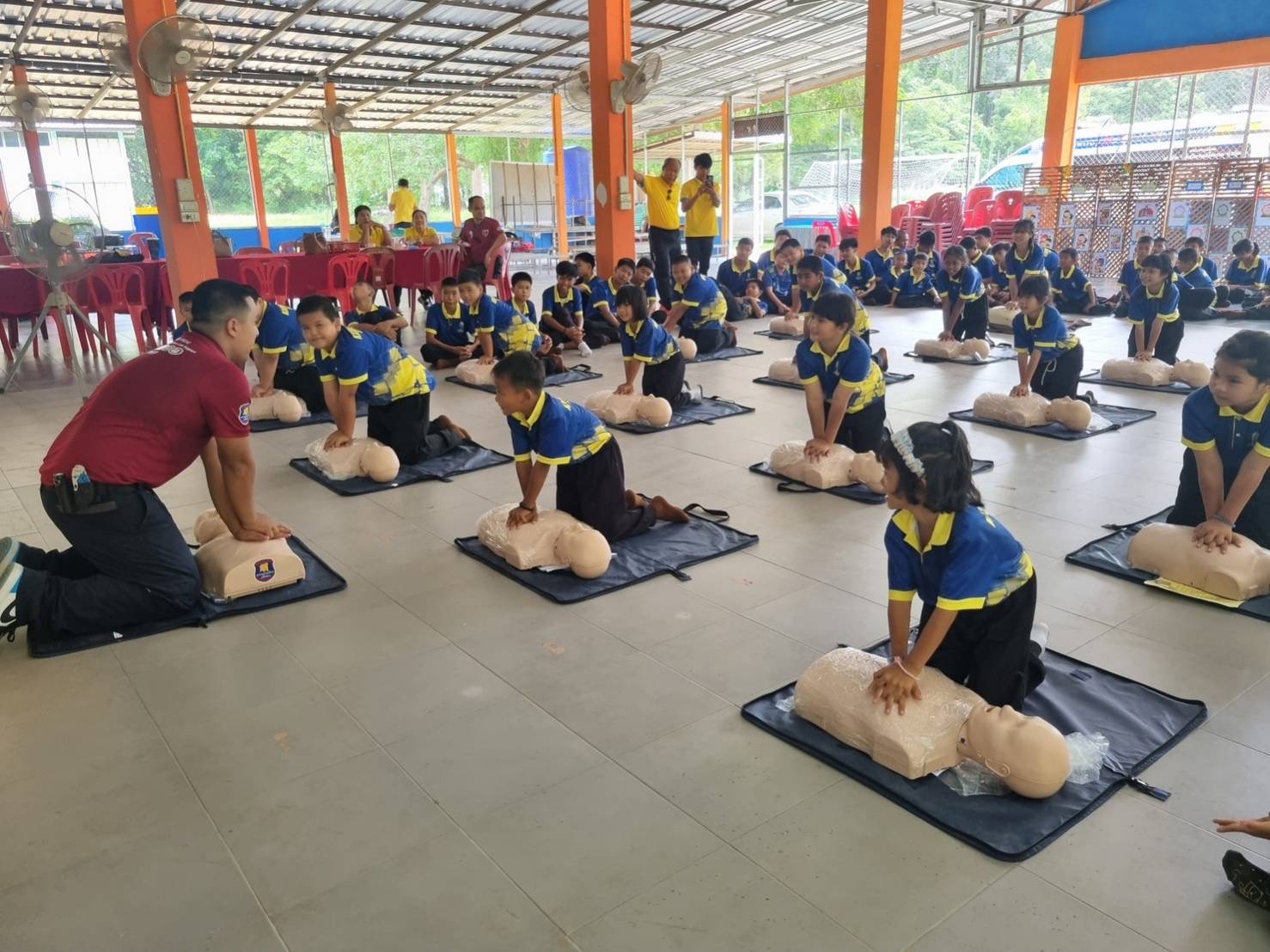 สมาคมกู้ภัยสว่างร่วมใจยโสธร ฝึกการปฐมพยาบาลเบื้องต้นและการช่วยฟืนชีพแก่นักเรียน